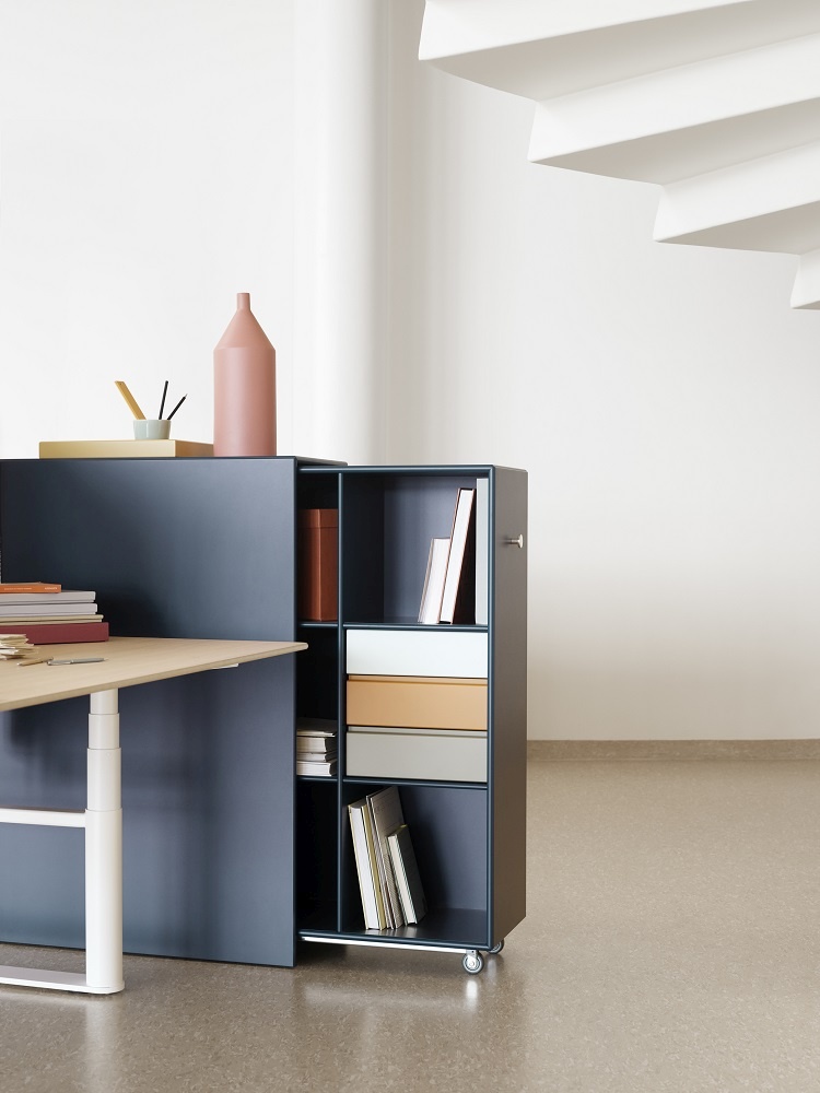 Montana Cargo Modul 80 Schrank-System in Blau mit Regalen, Schubladen und Rollen, kombiniert mit Schreibtisch.