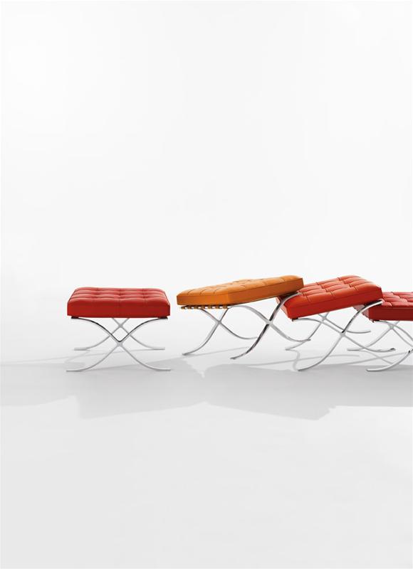 Barcelona Hocker von Knoll International in Rot und Orange mit verchromtem Stahlgestell, modernes Design.