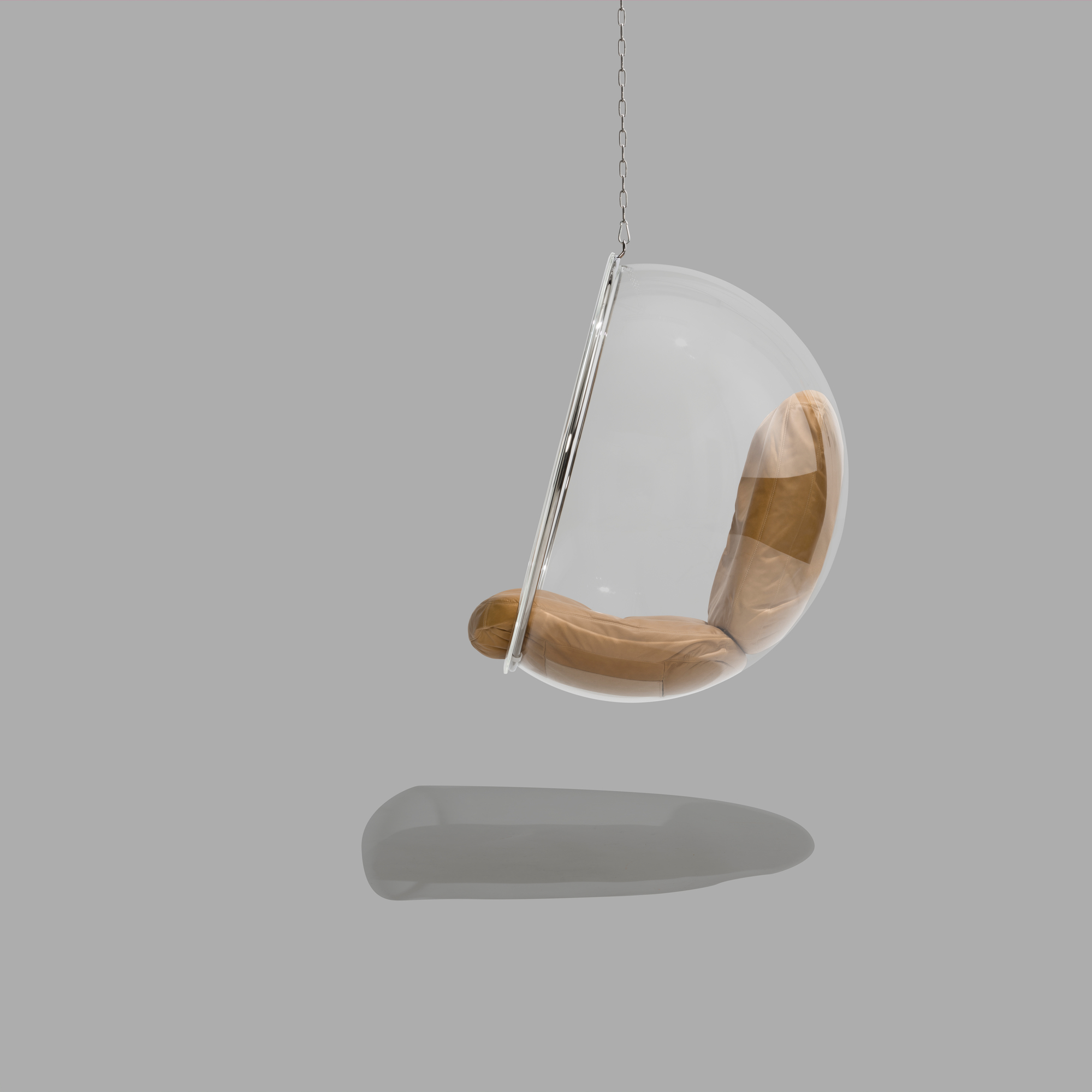 Silberner Bubble Hängesessel mit braunem Lederkissen, aufgehängt an einer Kette. Designklassiker für modernes Wohnen.