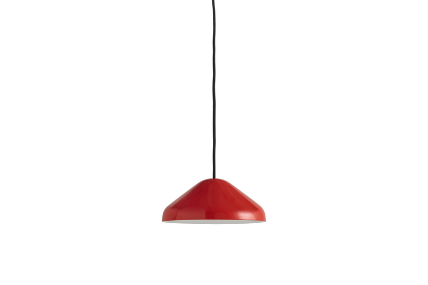 Rote Pao Steel Pendelleuchte von Hay, moderne Hängelampe für Wohnzimmer und Essbereich.