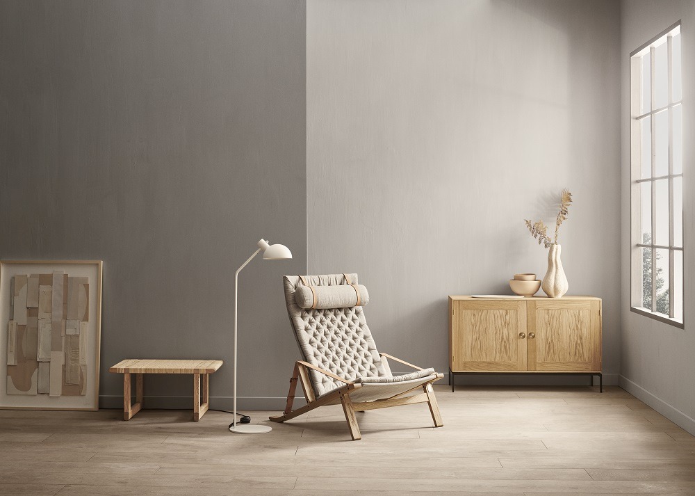 FK10 Plico Chair Sessel von Carl Hansen & Søn in hellem, modernem Wohnzimmer mit Holzmöbeln.