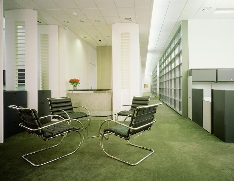 MR Couchtisch von Knoll International mit Glasplatte und Stahlrohrgestell in einem modernen Büro.