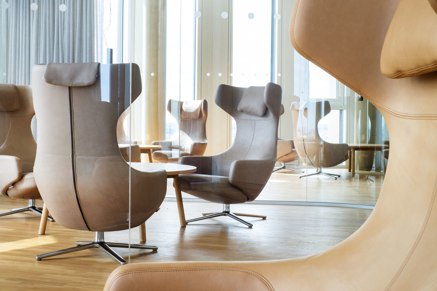 Vitra Grand Repos Sessel mit Panchina B 75 cm in hellem Leder in modernem Büro.