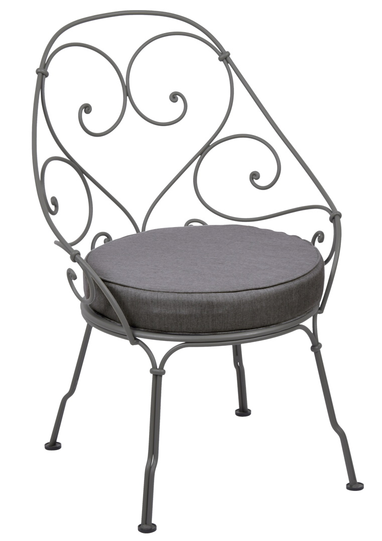 Grauer Fermob 1900 Sessel mit Zierornamenten und grauem Sitzkissen für Garten und Terrasse.