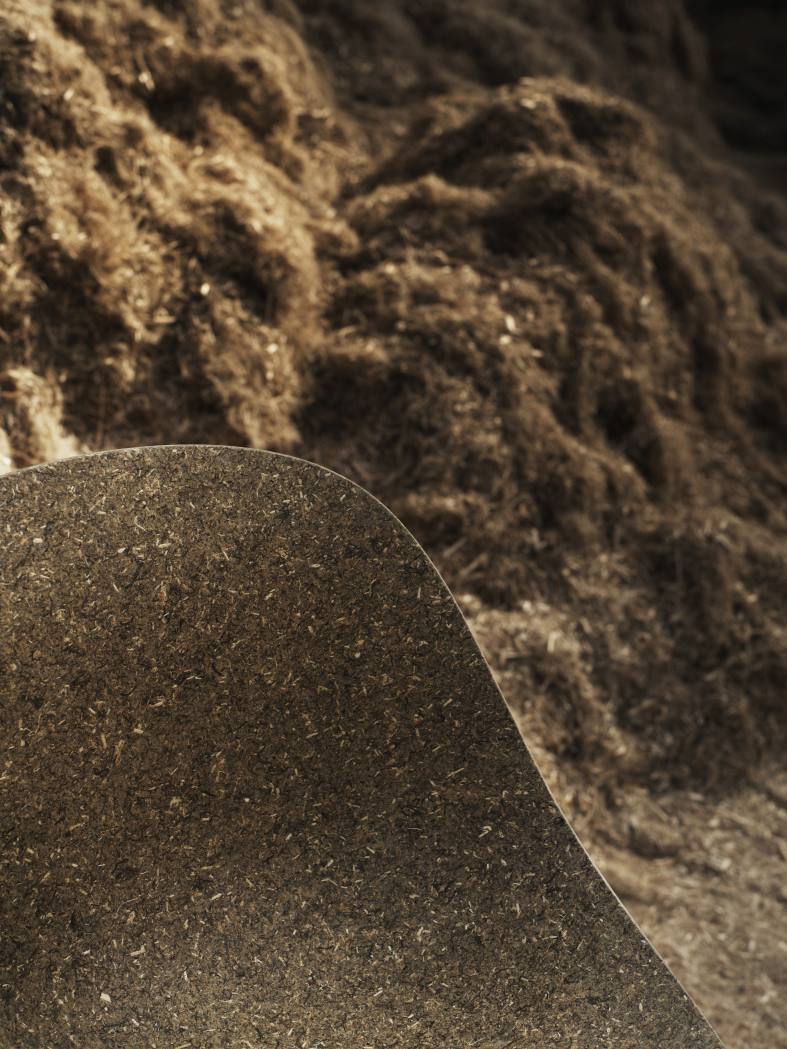 Detailaufnahme des Normann Copenhagen Mat Chair Wood Stuhls, Fokus auf die Holzstruktur und Verarbeitung.