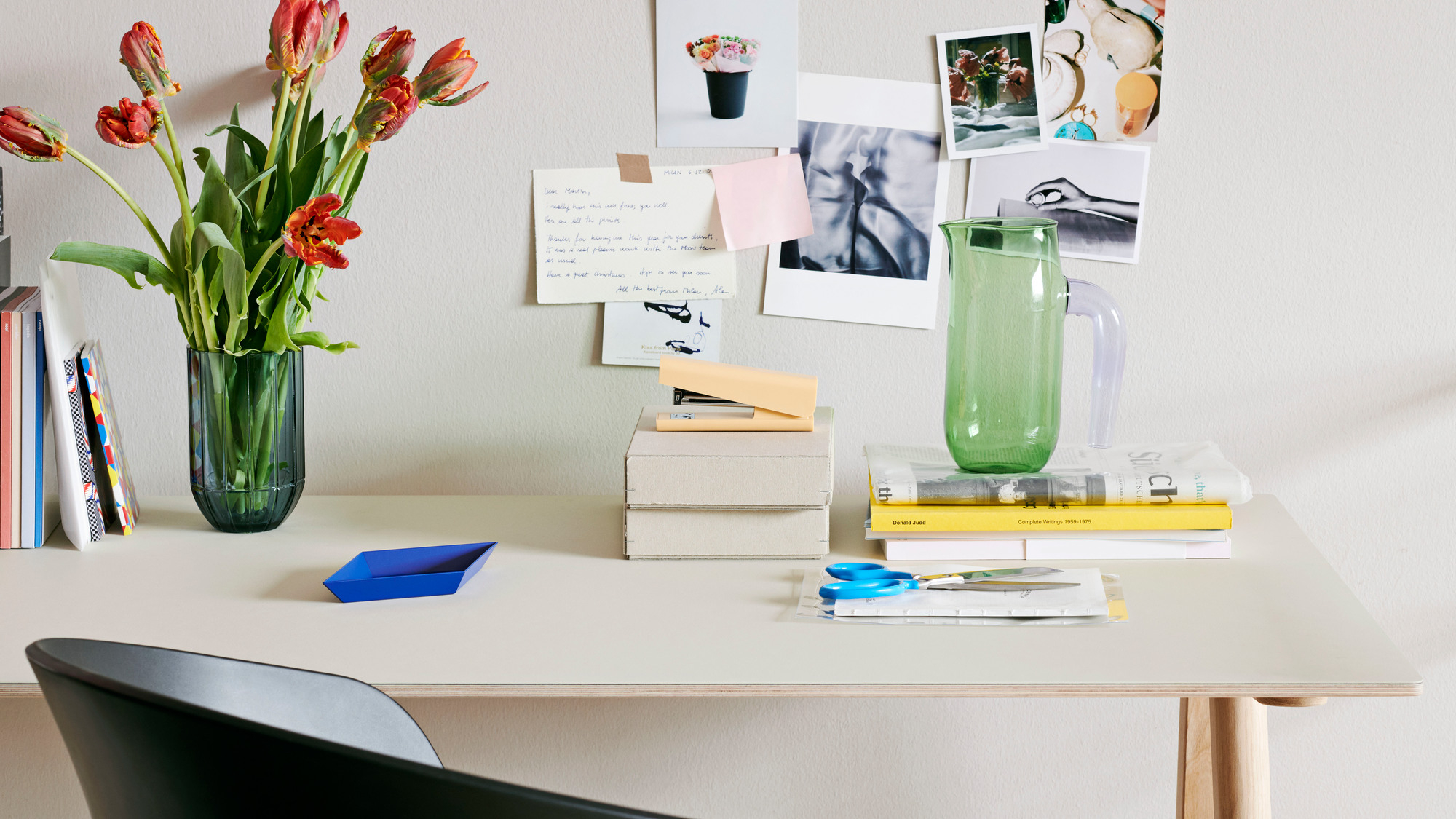 Detailaufnahme des Copenhague Table CPH 90 Desk Schreibtisch Hay mit Blumen, Notizen und Büroartikeln auf der Tischplatte.