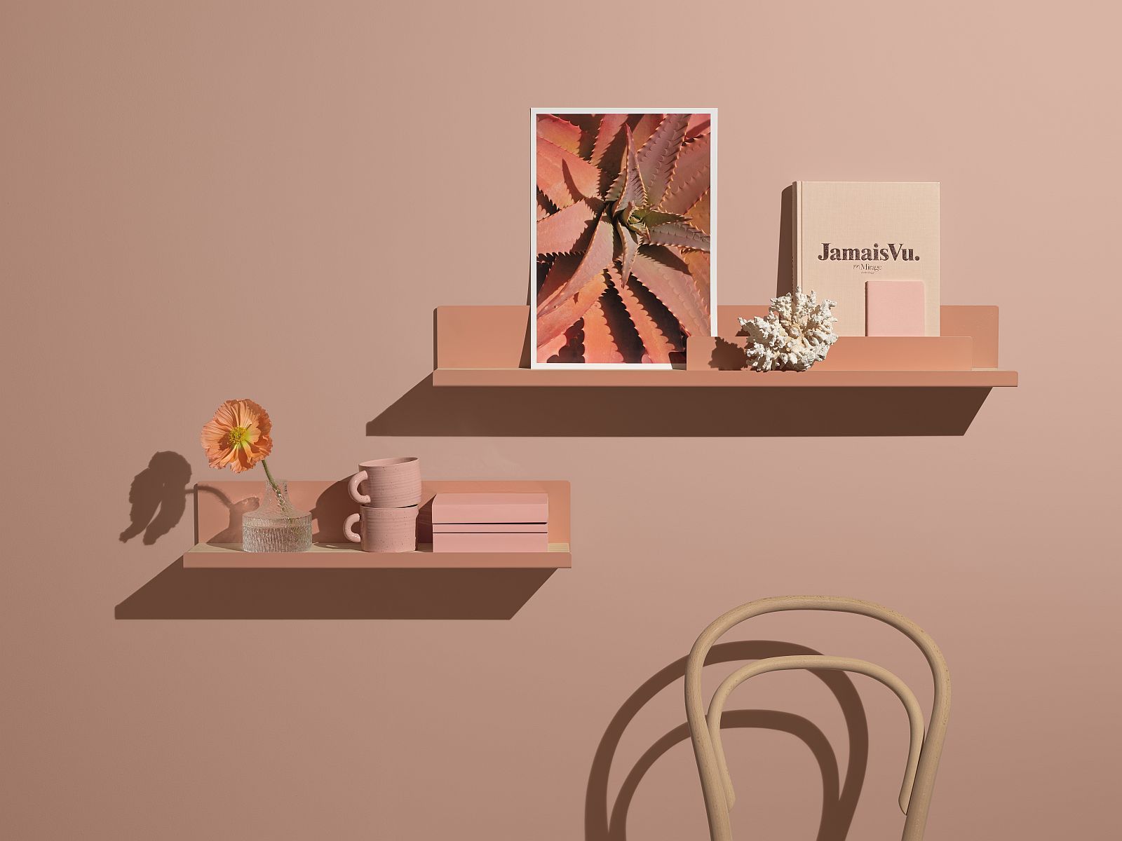 Zwei Edit Shelf Regale in Rosa mit Deko, Bücher und Tassen an einer Wand.