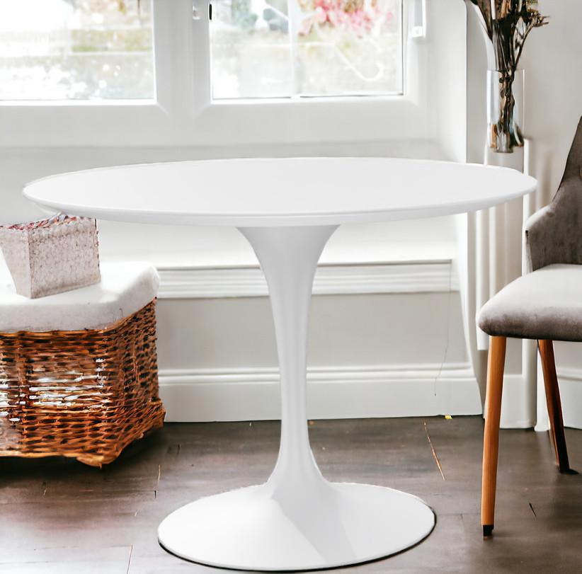 Weißer, runder Saarinen Esstisch mit Mittelfuß von Knoll International, Höhe 65 cm, Durchmesser 107 cm.