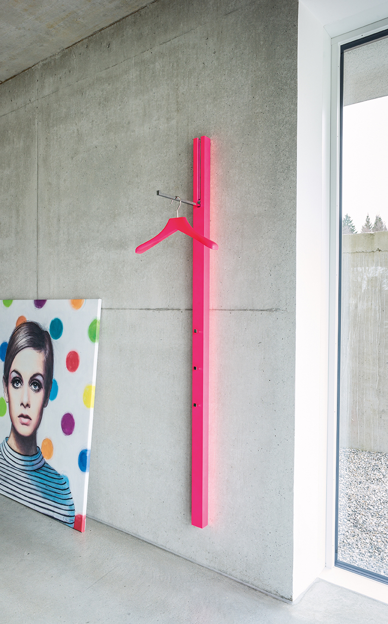 Line Garderobenelement in indischem Gelb von Schönbuch: Wandgarderobe mit Kleiderbügel und minimalistischem Design für Flur und Eingangsbereich.