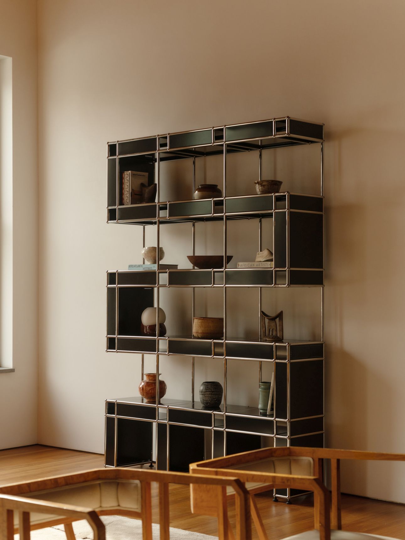 USM Haller Regal in Sonderedition NKYINKYIM von Armando Cabral, modernes Designmöbel mit Deko-Objekten.