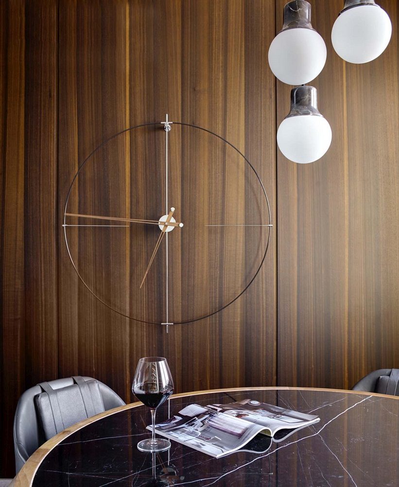 Bilbao Wanduhr von Nomon, modernes Design mit minimalistischem Zifferblatt und filigranen Zeigern.
