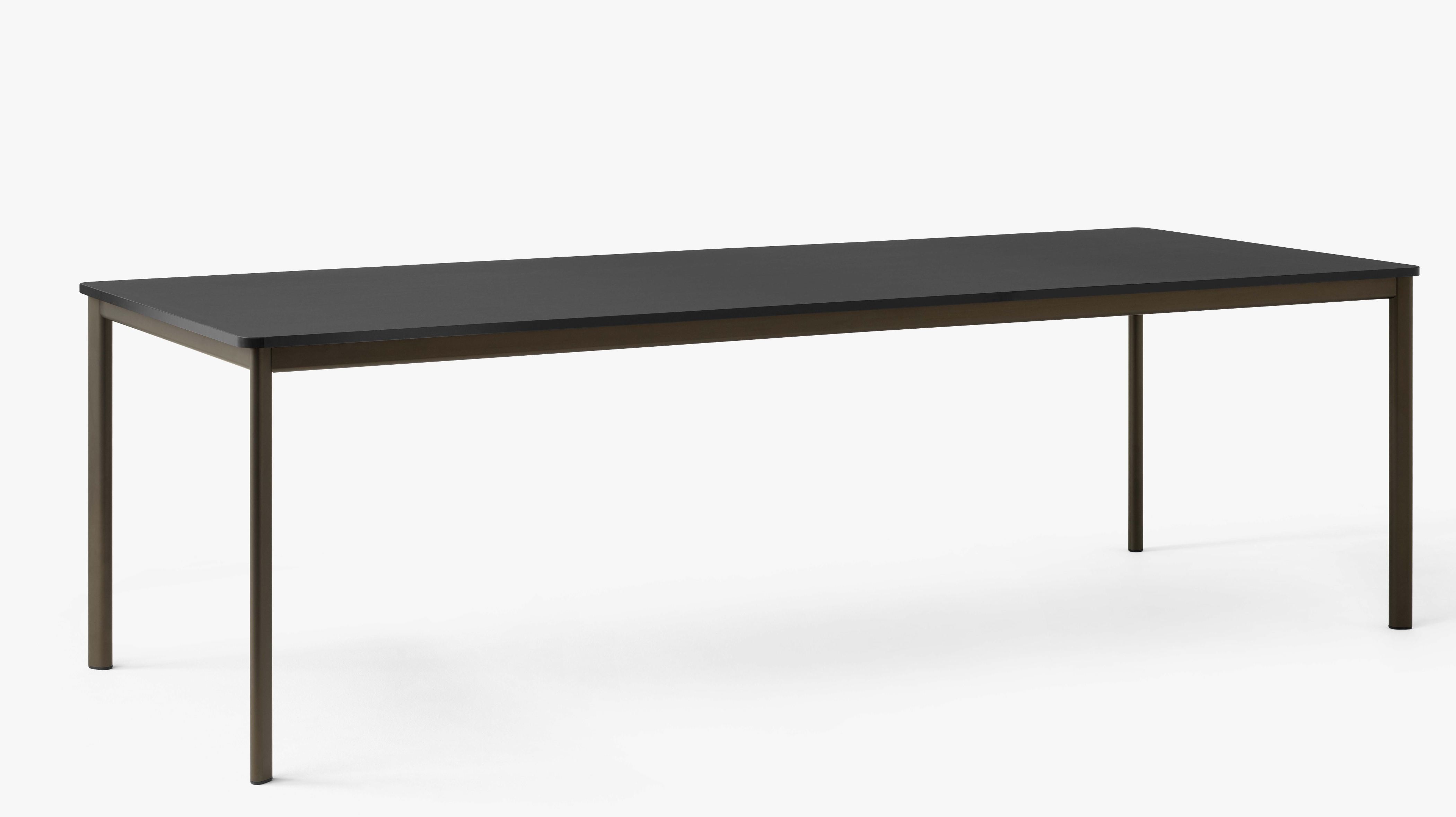 AndTradition Drip Table HW58 mit schwarzer Tischplatte und bronzefarbenem Metallgestell, rechteckiger Esstisch.