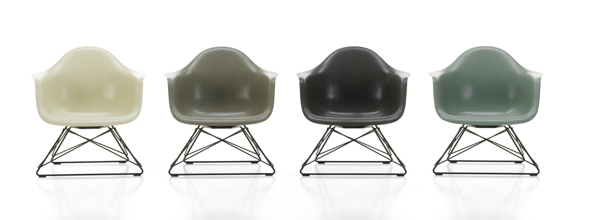 Vitra Eames Fiberglass Arm Chair LAR Stuhl in vier verschiedenen Farben mit schwarzem Drahtgestell.