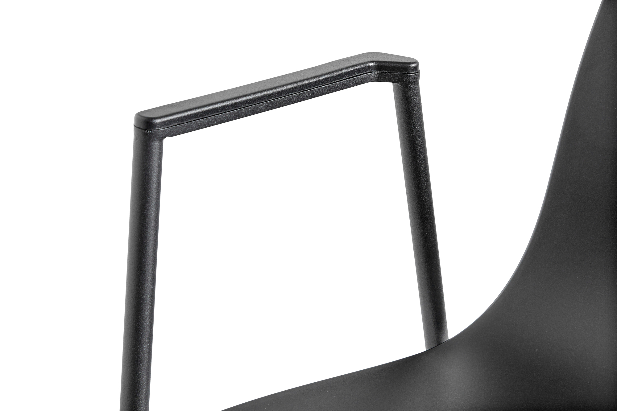 Detailaufnahme des schwarzen About a Chair AAC 18 Stuhls von Hay, Fokus auf Armlehne und Sitzschale.