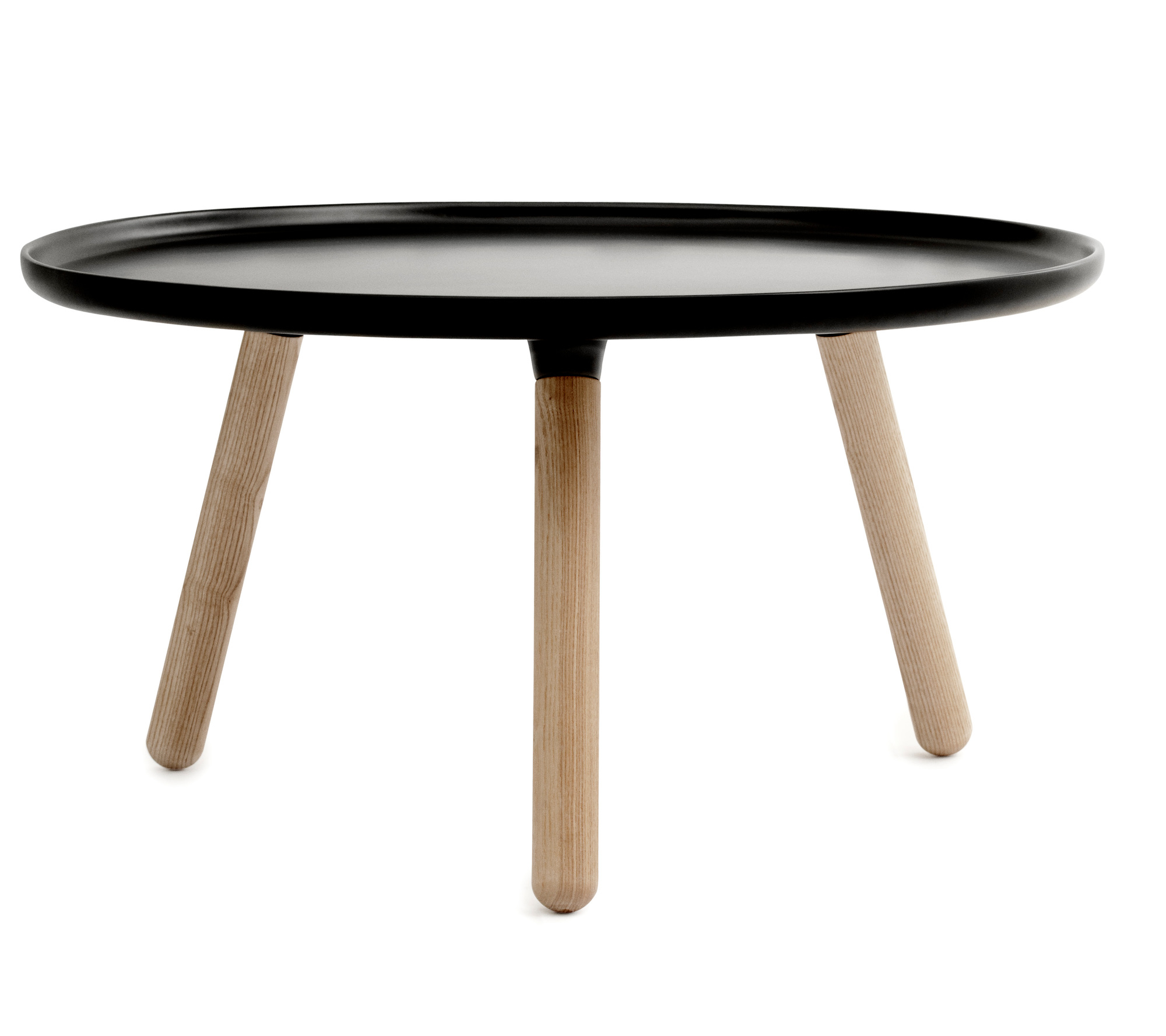 Schwarzer Tablo Couchtisch von Normann Copenhagen mit Holzbeinen auf weißem Hintergrund. Moderner Beistelltisch.