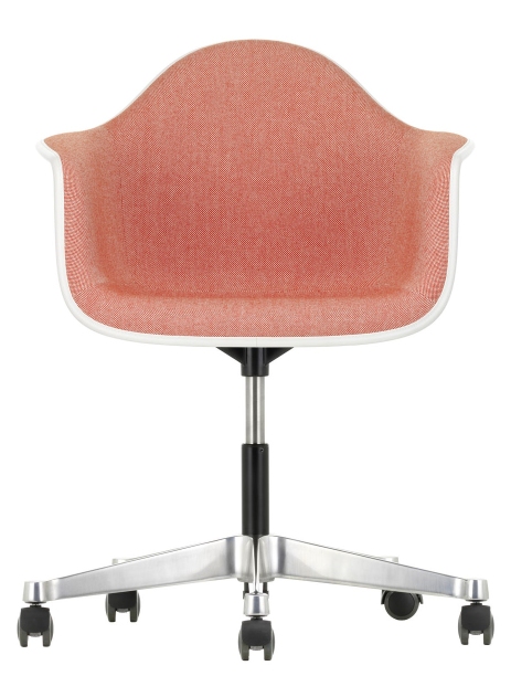 Vitra Eames Plastic Armchair PACC, vollgepolstert in Koralle, mit weißem Gestell und Rollen.
