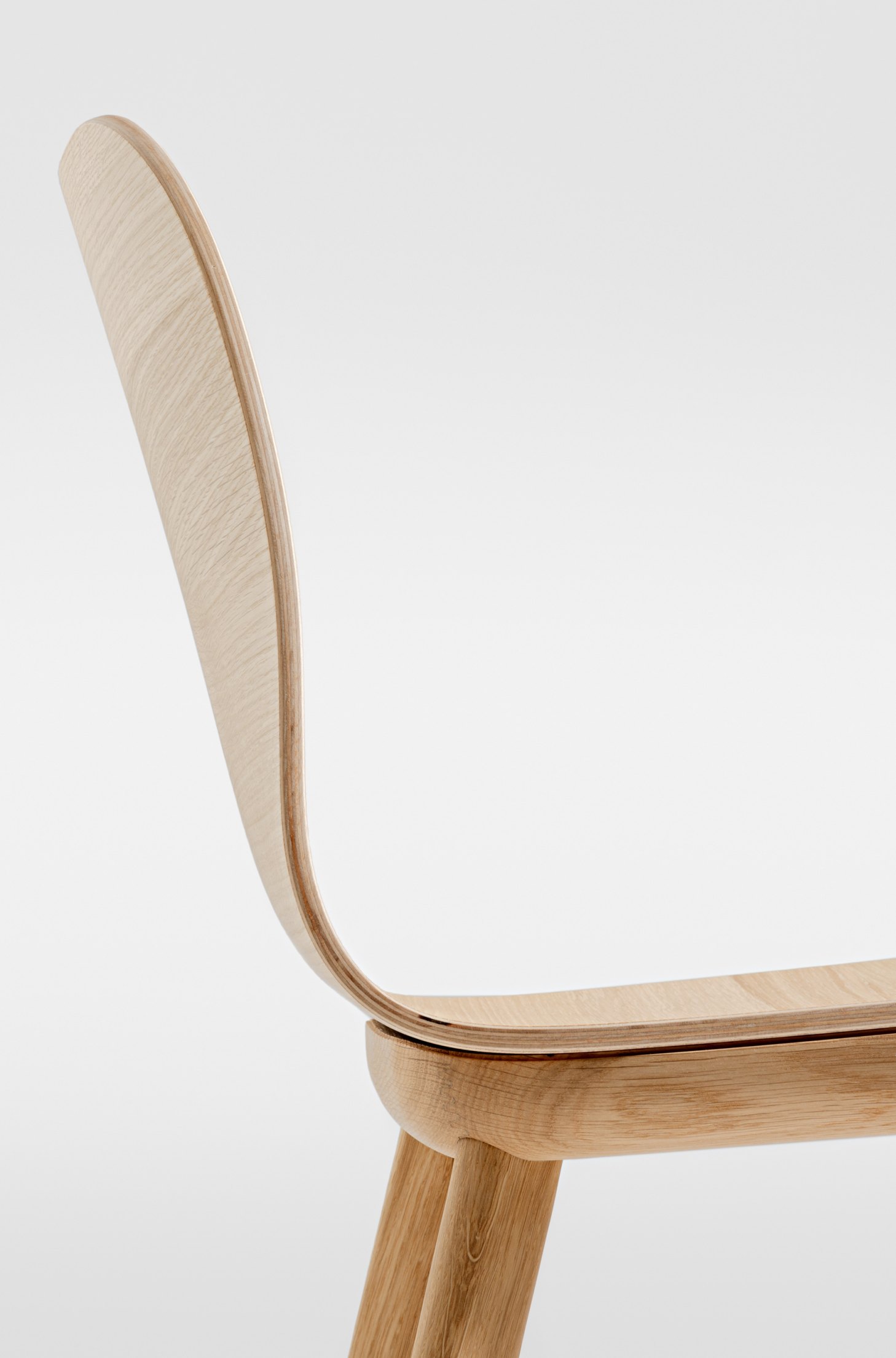 Detailaufnahme des Aeon Chair Stuhls von Zeitraum: Holzstuhl mit minimalistischem Design und klarer Linienführung.