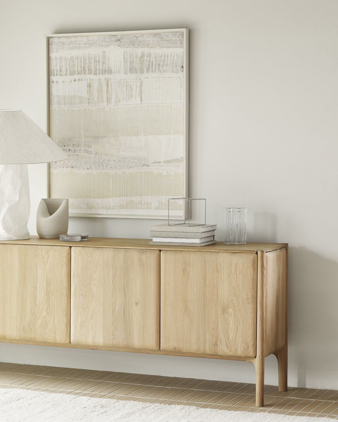 PI Anrichte Eiche geölt von Ethnicraft, Sideboard aus hellem Holz mit drei Türen und Deko.