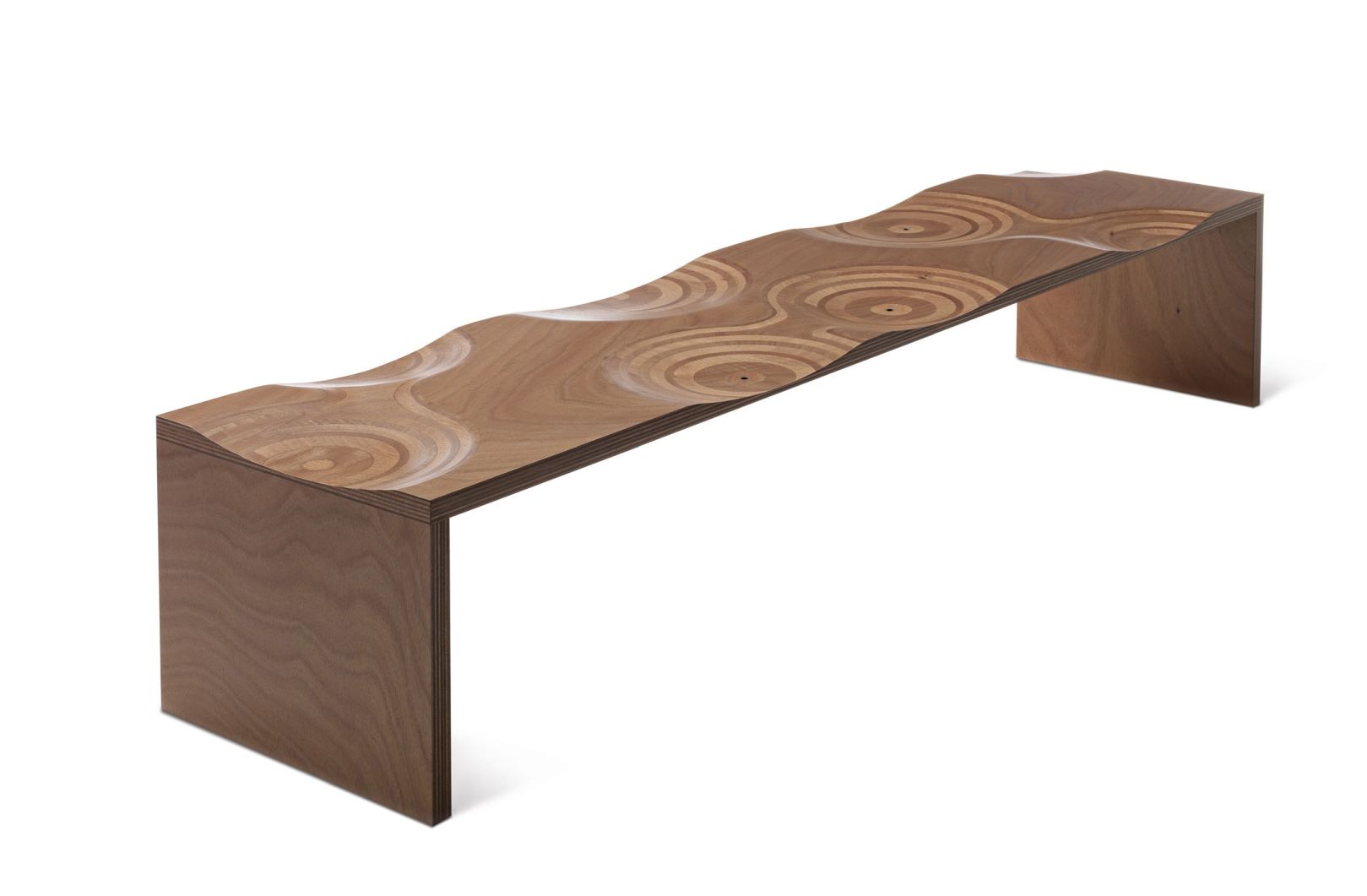 Holzbank "Ripples" von Casamania Horm für den Außenbereich mit wellenförmiger Sitzfläche und Kreismuster.