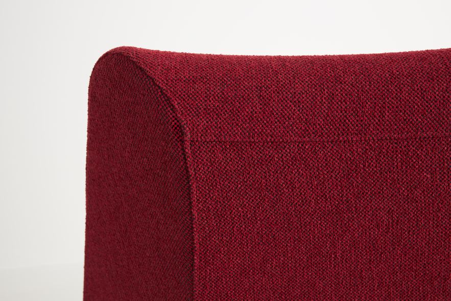 Detailaufnahme des roten Hay 02 Lounge Sessels mit Stoffbezug, ideal für Wohnzimmer und Lounges.