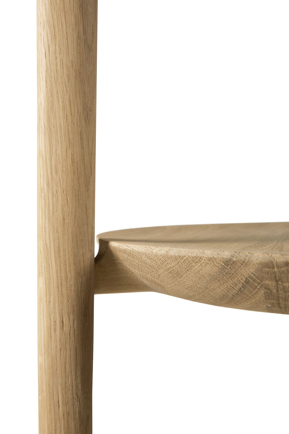 Detailaufnahme: Bok Beistelltisch aus Eiche von Ethnicraft, modernes Design, natürliche Holzmaserung.