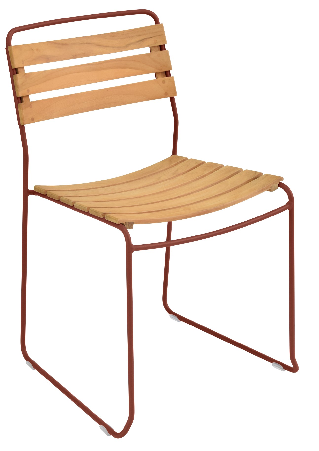 Fermob Surprising Teak Chair: Gartenstuhl aus Teakholz mit rotbraunem Metallgestell für den Außenbereich.
