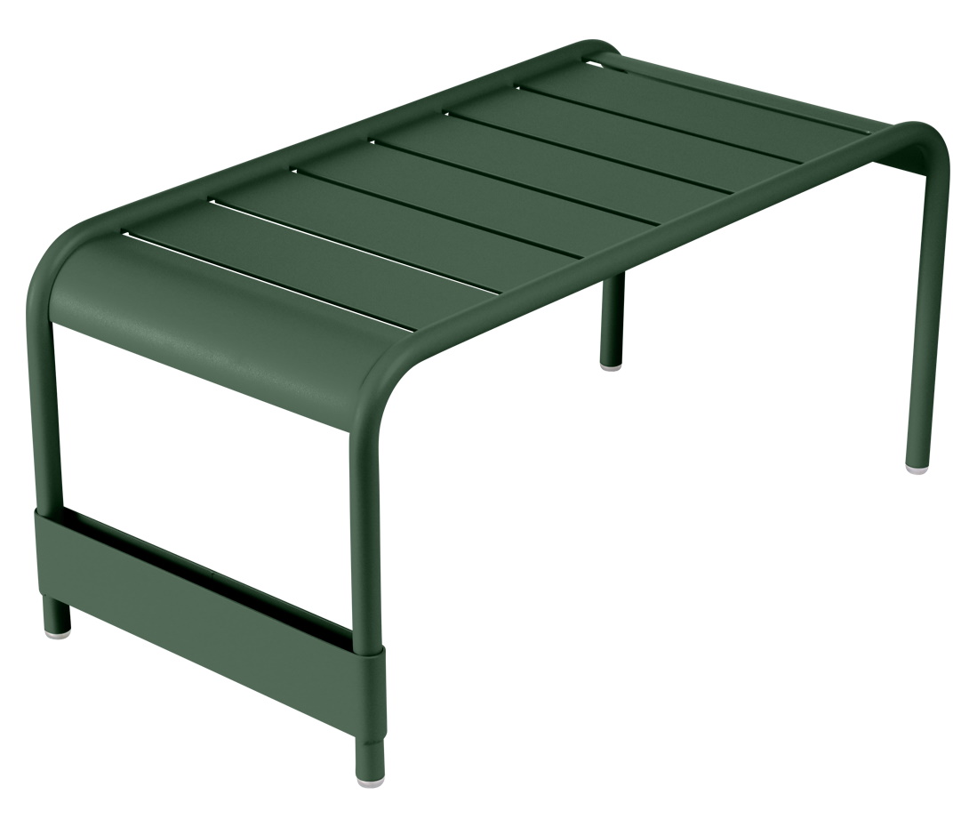 Luxembourg Outdoor Bank von Fermob, niedriger Tisch aus grünem Metall für Garten und Terrasse.