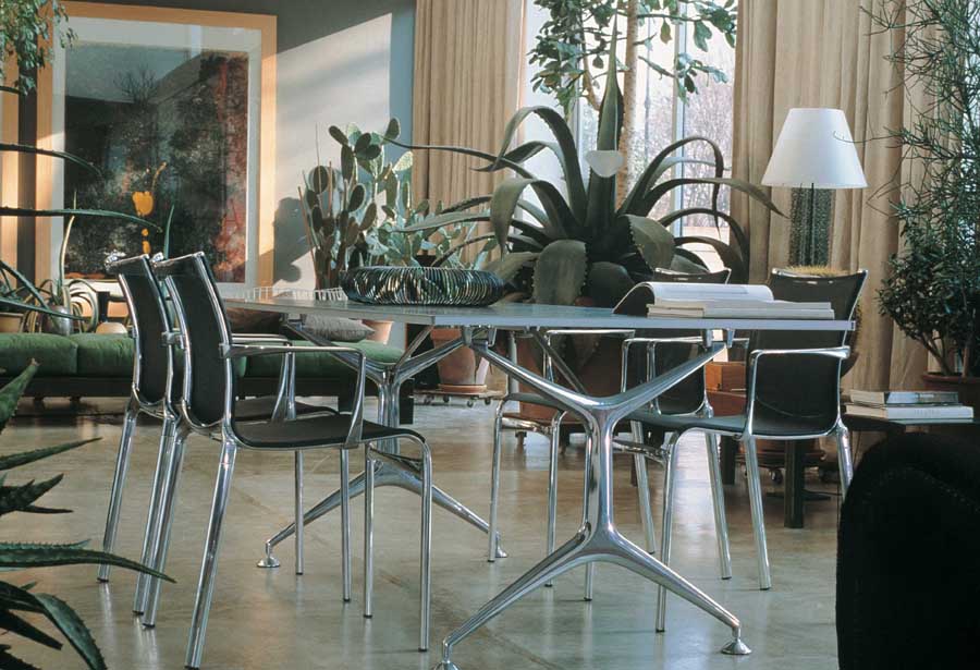 Bigframe Stühle von Alias um einen Esstisch in einem hellen, modern eingerichteten Wohnzimmer.
