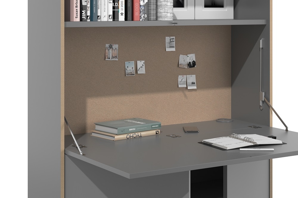 Grauer FLAI Sekretär von Müller Möbelwerkstätten mit hochgeklappter Arbeitsfläche, Notizen an der Rückwand und Büchern.
