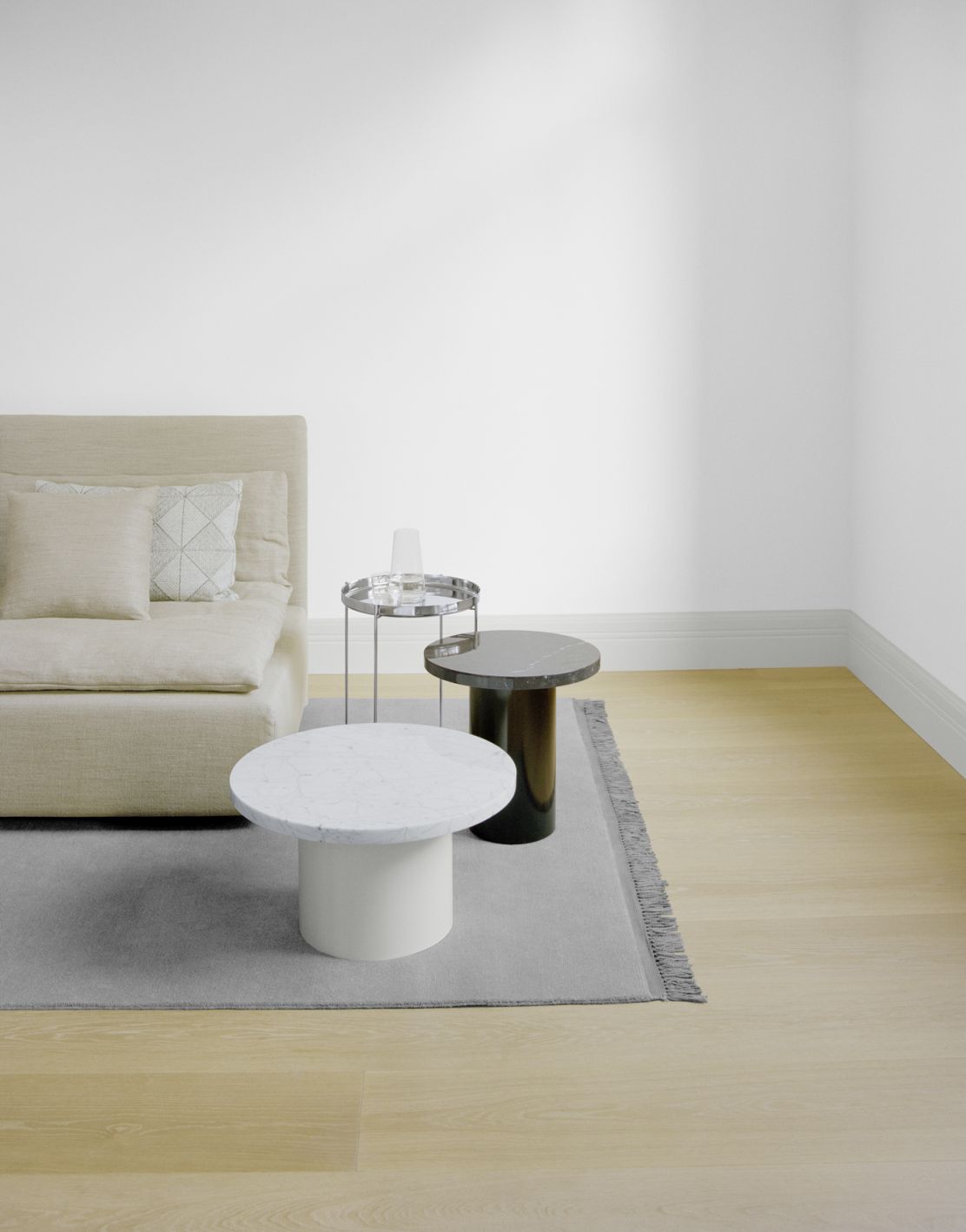 Enoki CT09 Beistelltisch e15 aus Marmor und Stahl, moderne Wohnzimmereinrichtung mit Teppich und Sofa.
