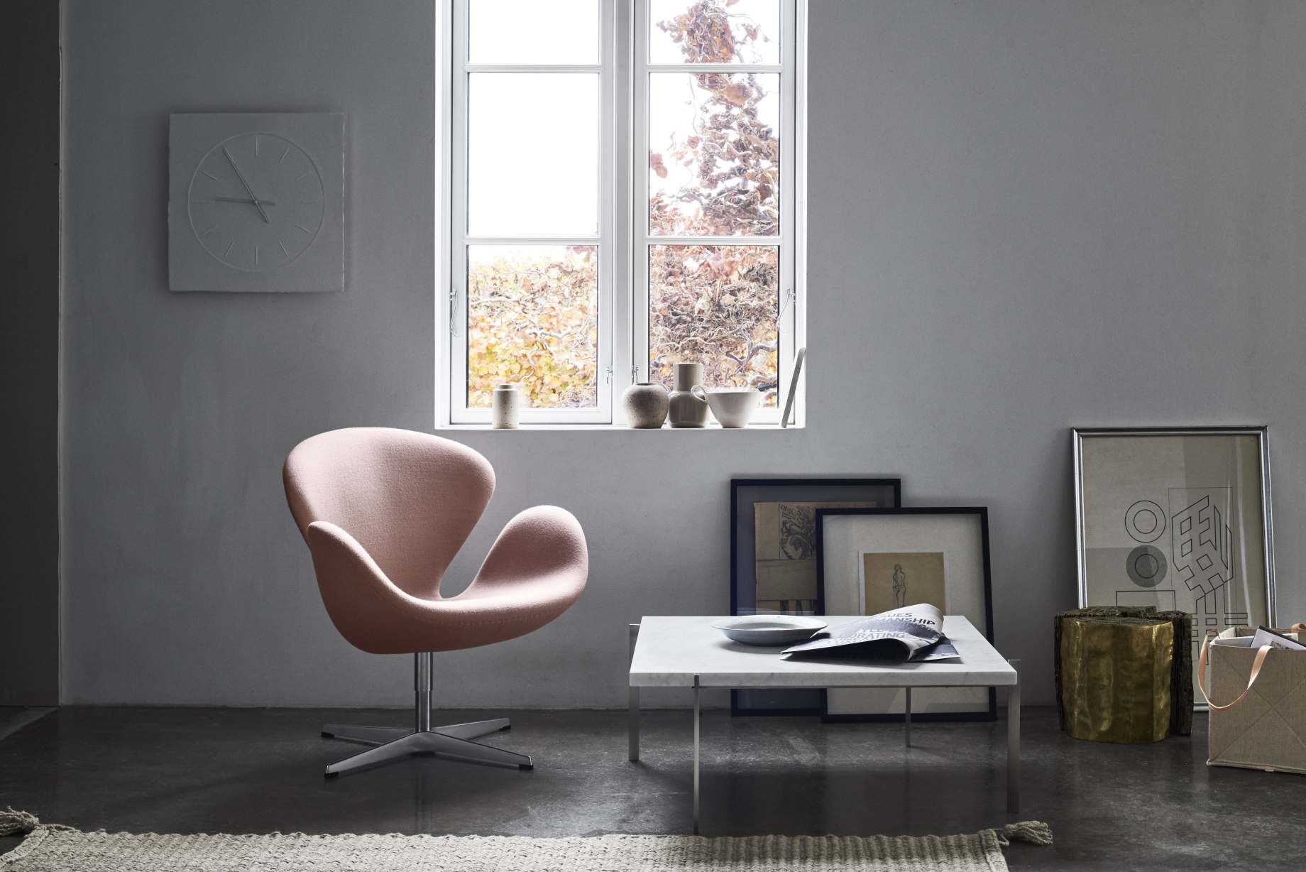 Wohnzimmer mit rosa Sessel und PK 61 Couchtisch von Fritz Hansen.