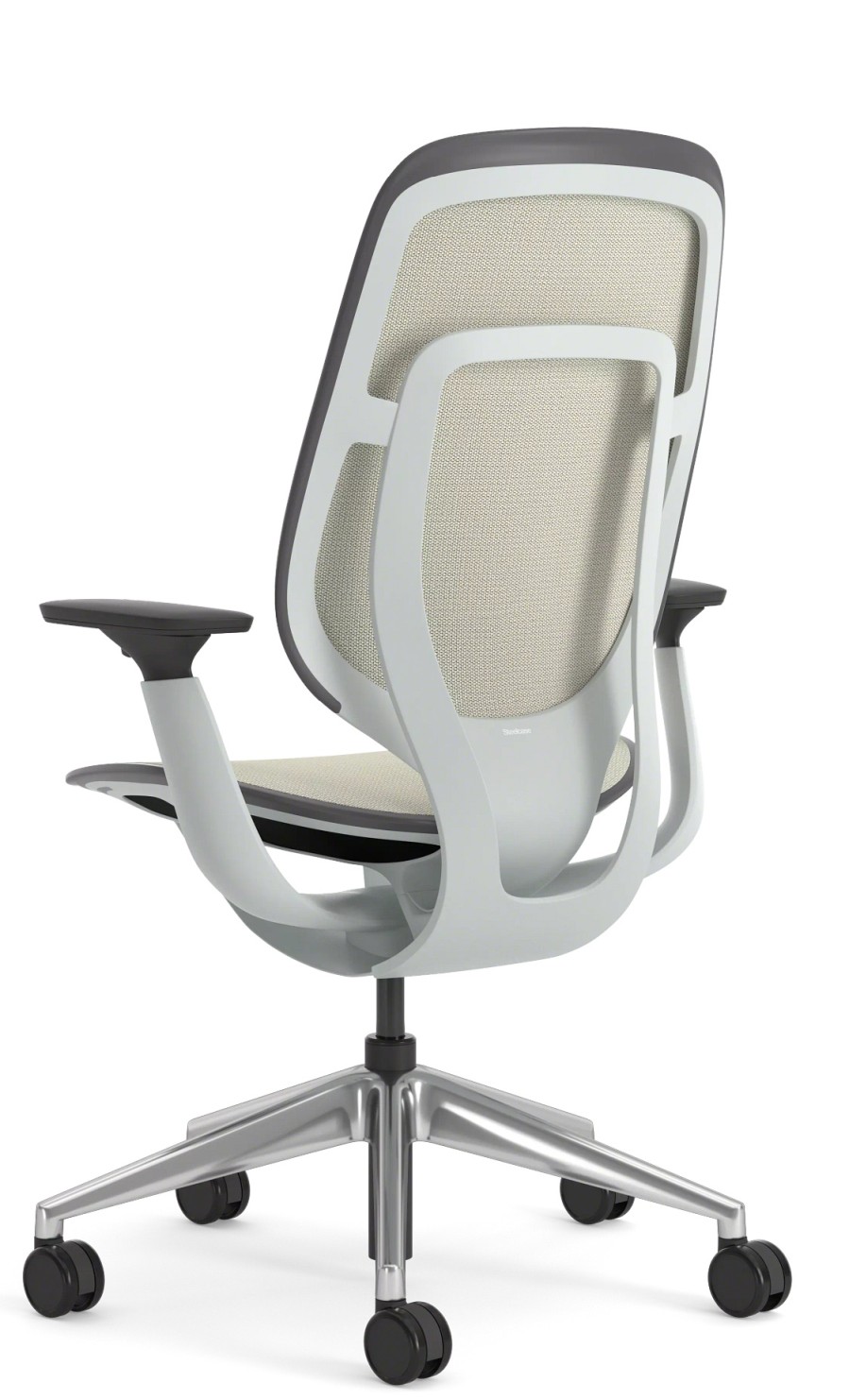Steelcase Karman Bürodrehstuhl mit Netzrückenlehne, verstellbaren Armlehnen und silbernem Fußkreuz, Ansicht von hinten.