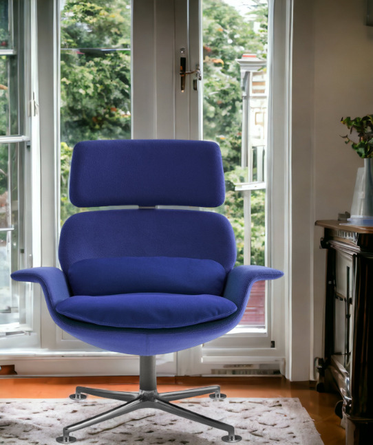 Blauer KN02 Drehsessel mit hoher Rückenlehne von Knoll International vor Fenster. Bequemer Loungesessel für Büro und Wohnzimmer.