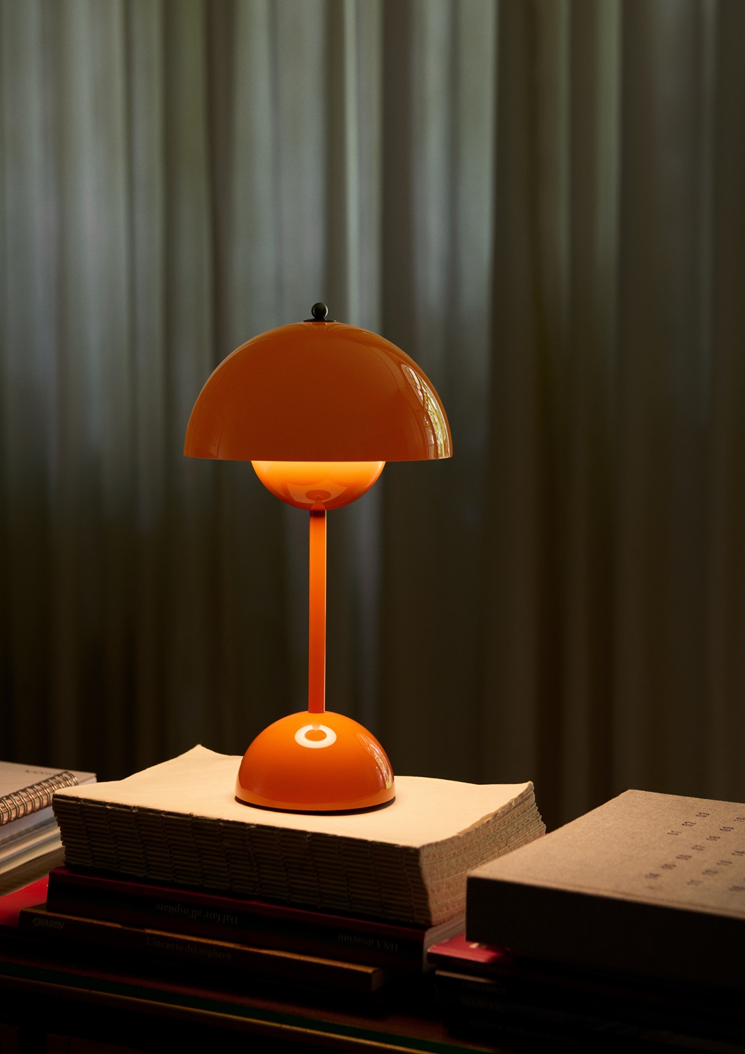 Flowerpot VP9 draagbare acculamp / tafellamp met USB-aansluiting van AndTradition