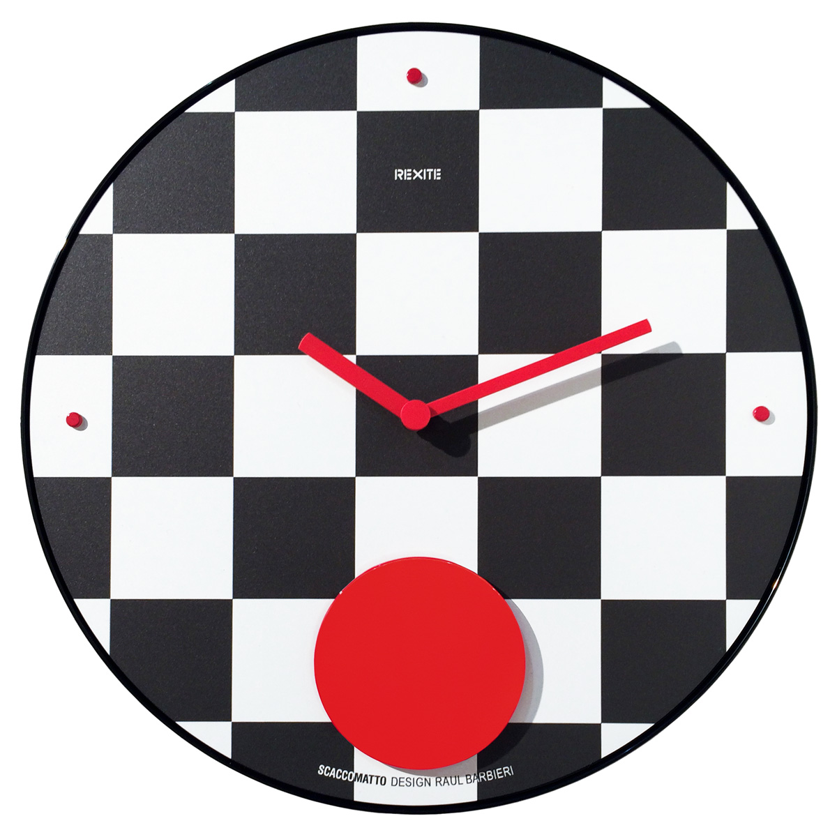 Appuntamento Wanduhr von Rexite mit Schachbrettmuster, roten Zeigern und Pendel für moderne Wohnraumgestaltung.