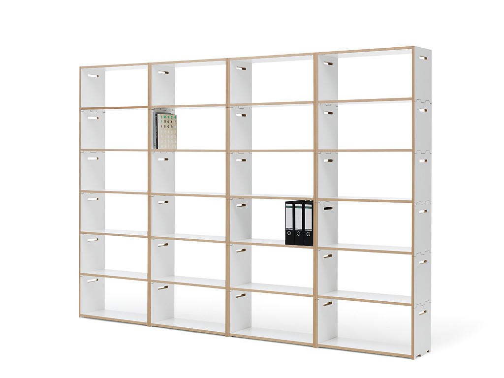 Tojo Hochstapler Regal Grundmodul, ein großes, weißes modulares Regalsystem mit einigen Ordnern und Büchern.