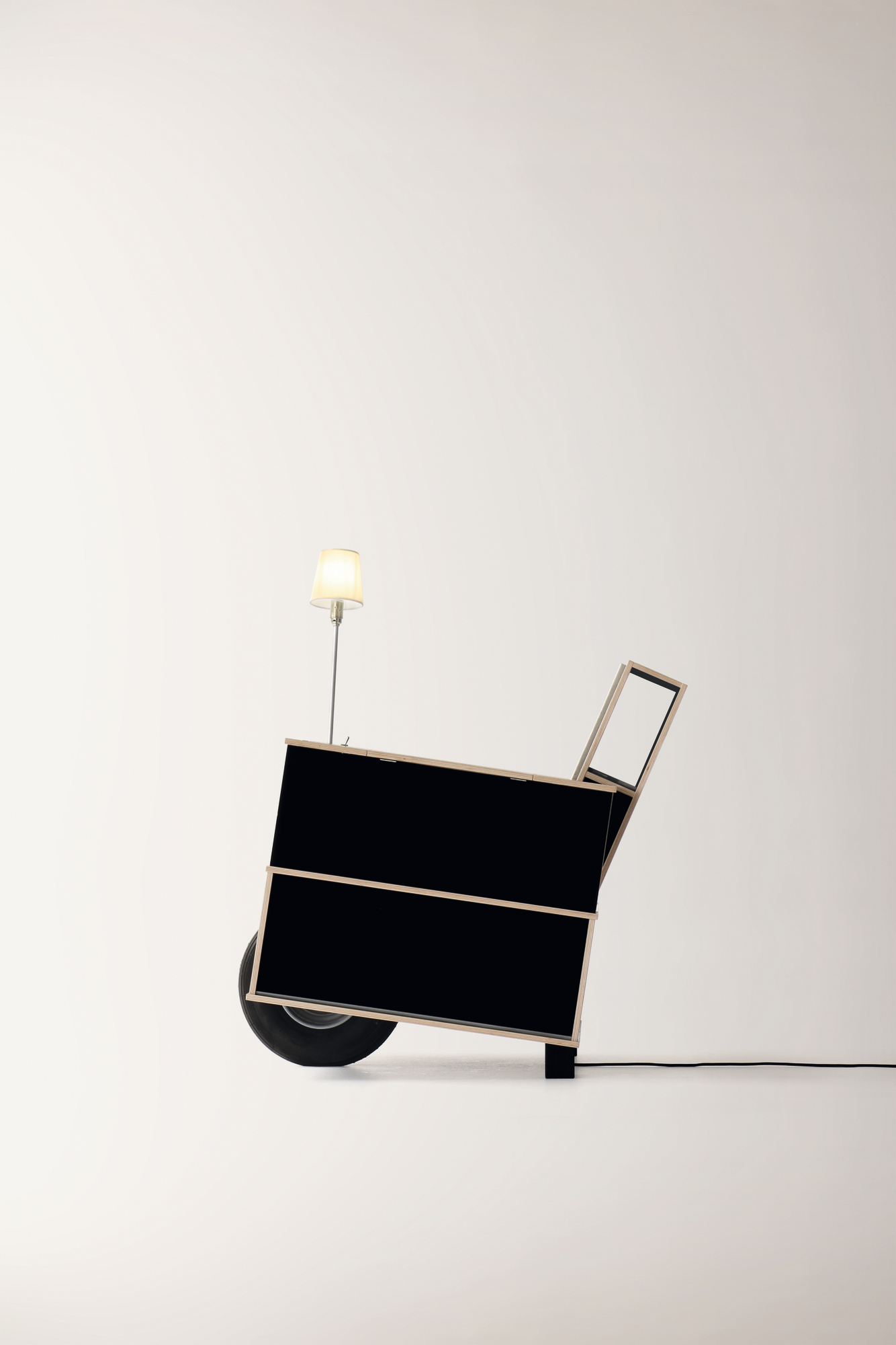 Bookinist Lesesessel von Nils Holger Moormann: Mobiler Sessel mit Lampe und Bücherregal.