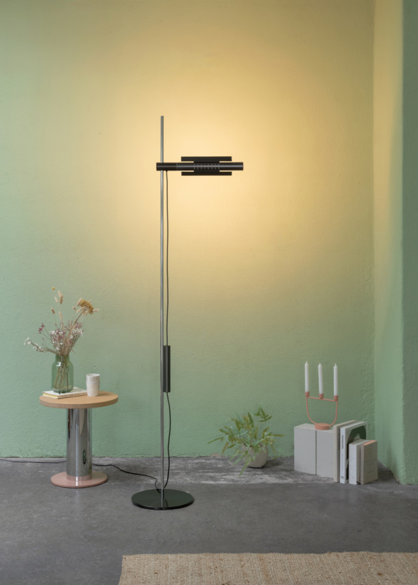 Moderne Stehlampe in Schwarz und Silber mit minimalistischem Design für Wohnzimmer und Büro.