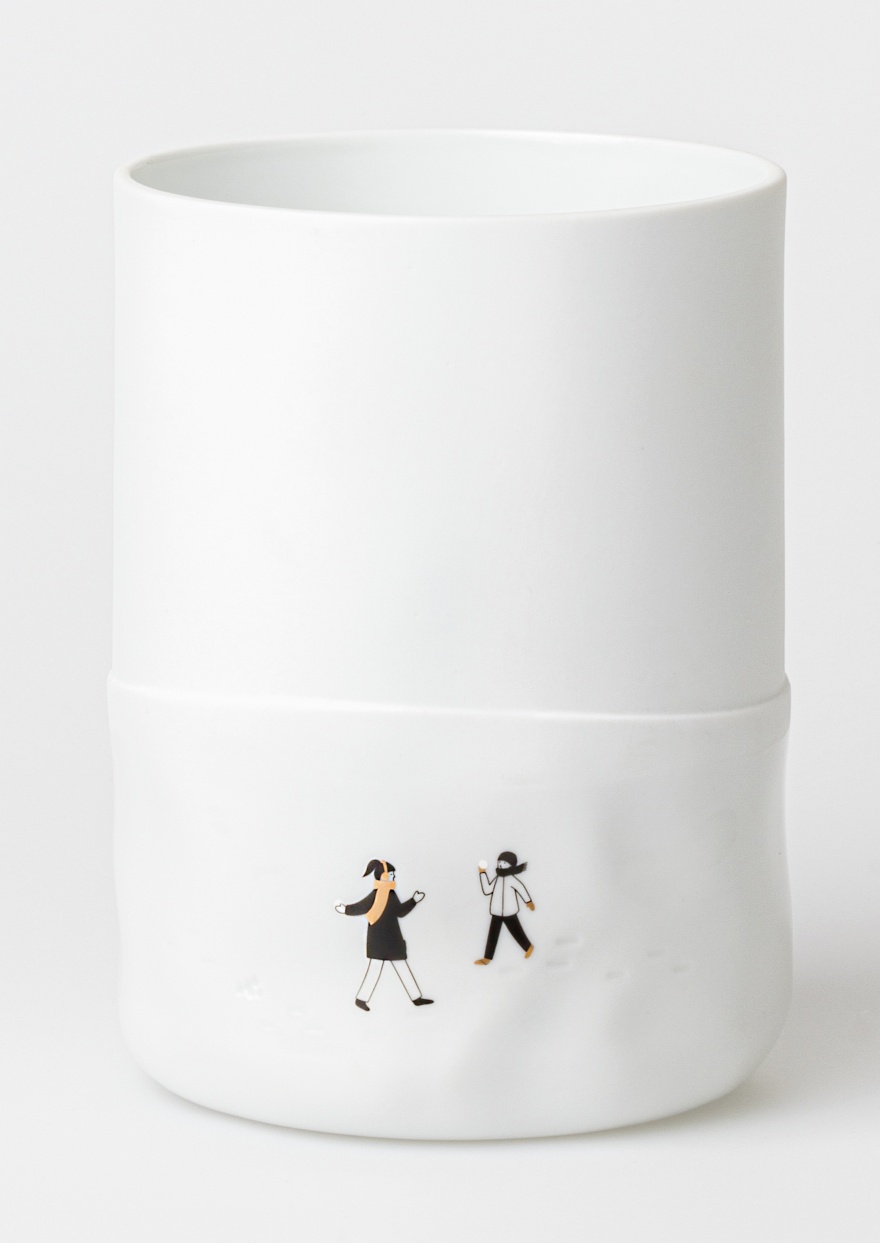 Schneetag Vase von Räder: Weiße Blumenvase mit Illustration von spielenden Kindern bei einer Schneeballschlacht.