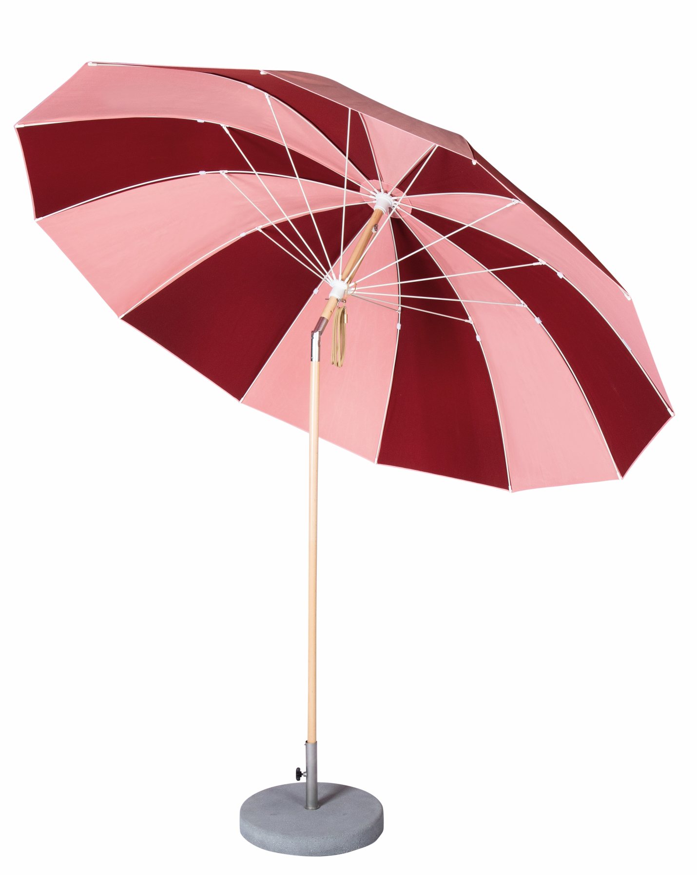 Weishäupl Pagodenschirm: Eleganter Sonnenschirm mit rot-rosa Streifenmuster, Holzstiel und grauem Betonsockel für den Garten.