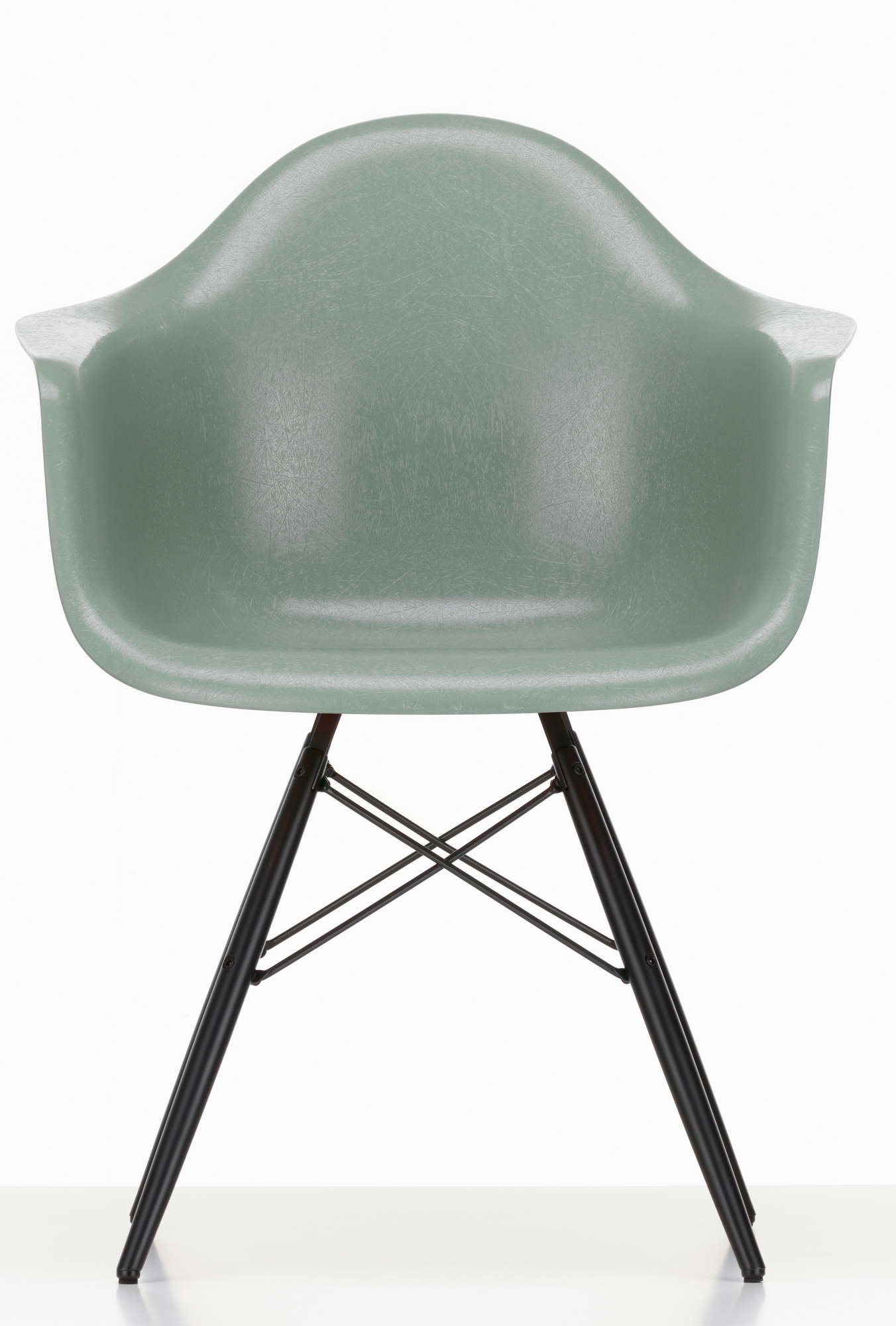 Grüner Eames Armchair DAW Stuhl von Vitra mit schwarzem Eiffel-Gestell. Designklassiker.