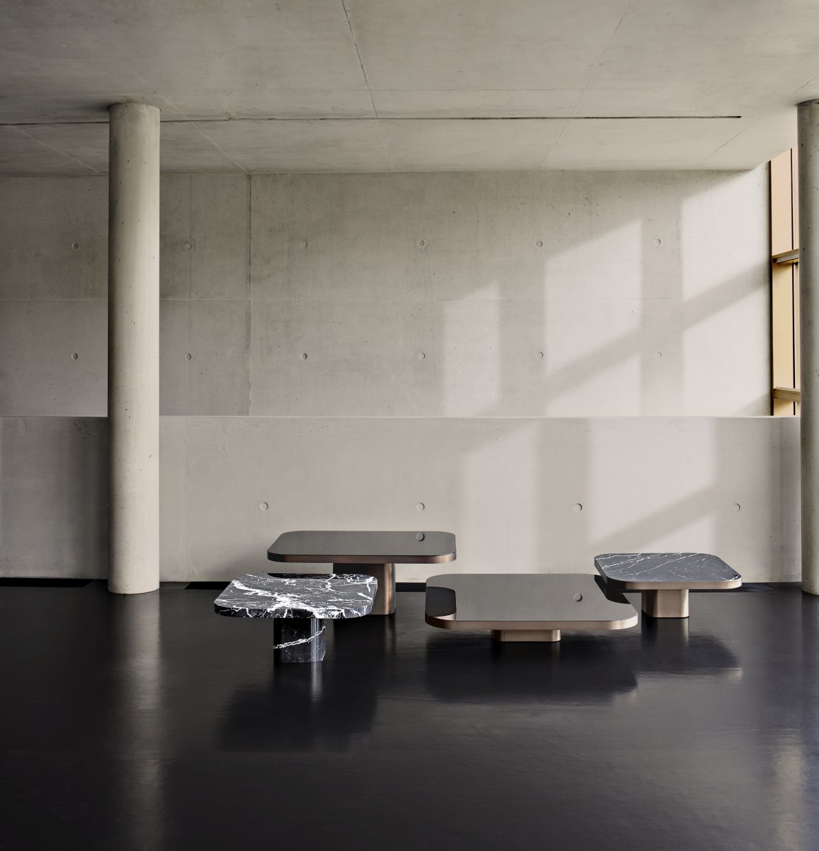 ClassiCon Bow Coffee Table No.1: Vier moderne Couchtische mit Marmor- und Glasplatten in minimalistischem Raum.