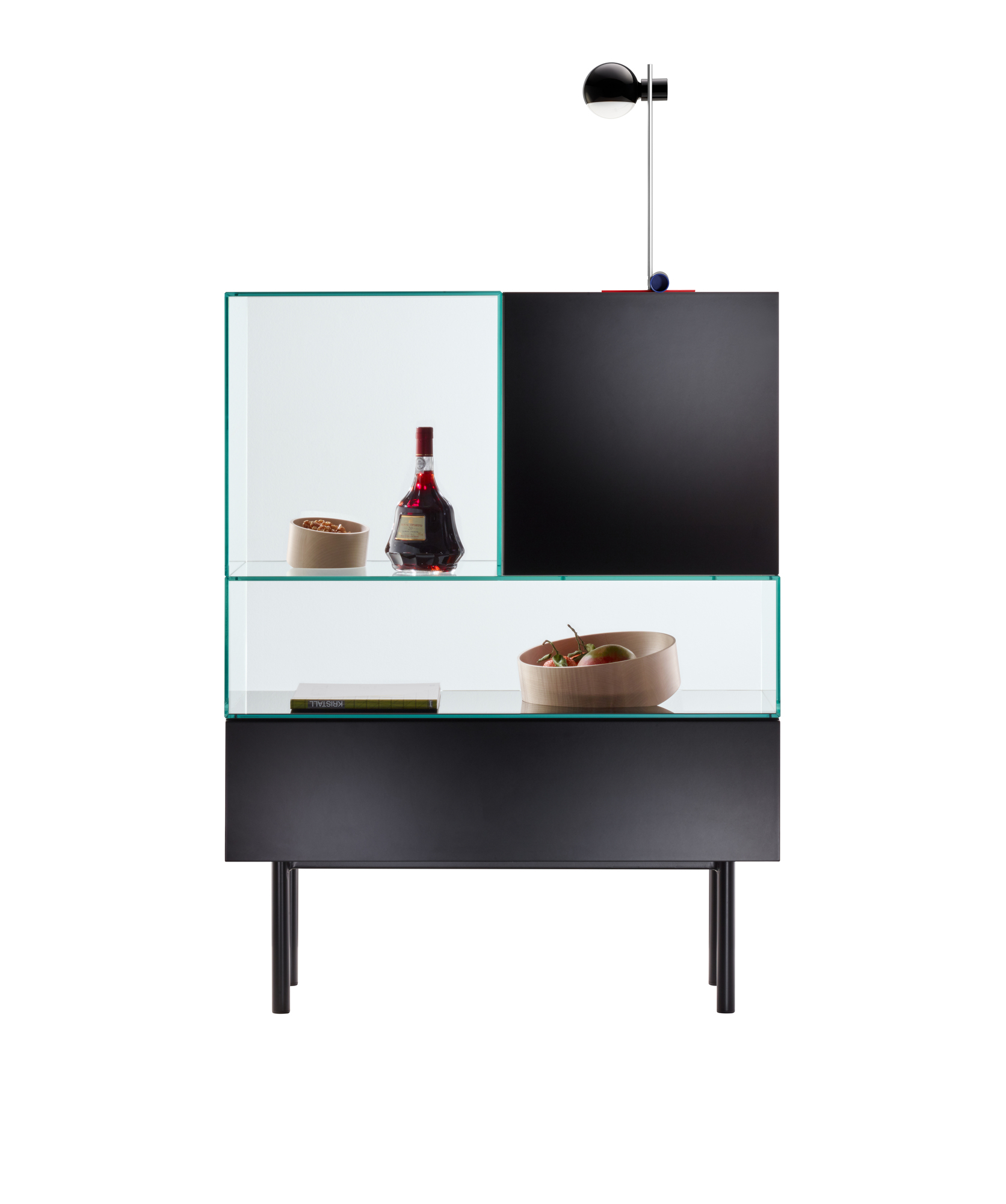 S4-2 Vitrine von Tecta: Moderne Glasvitrine mit schwarzen Elementen und filigranen Füßen.