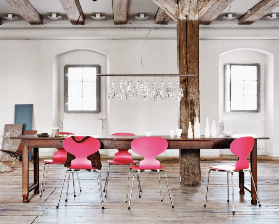Esszimmer mit Holztisch und pinken Ameise Stühlen mit drei Beinen von Fritz Hansen.