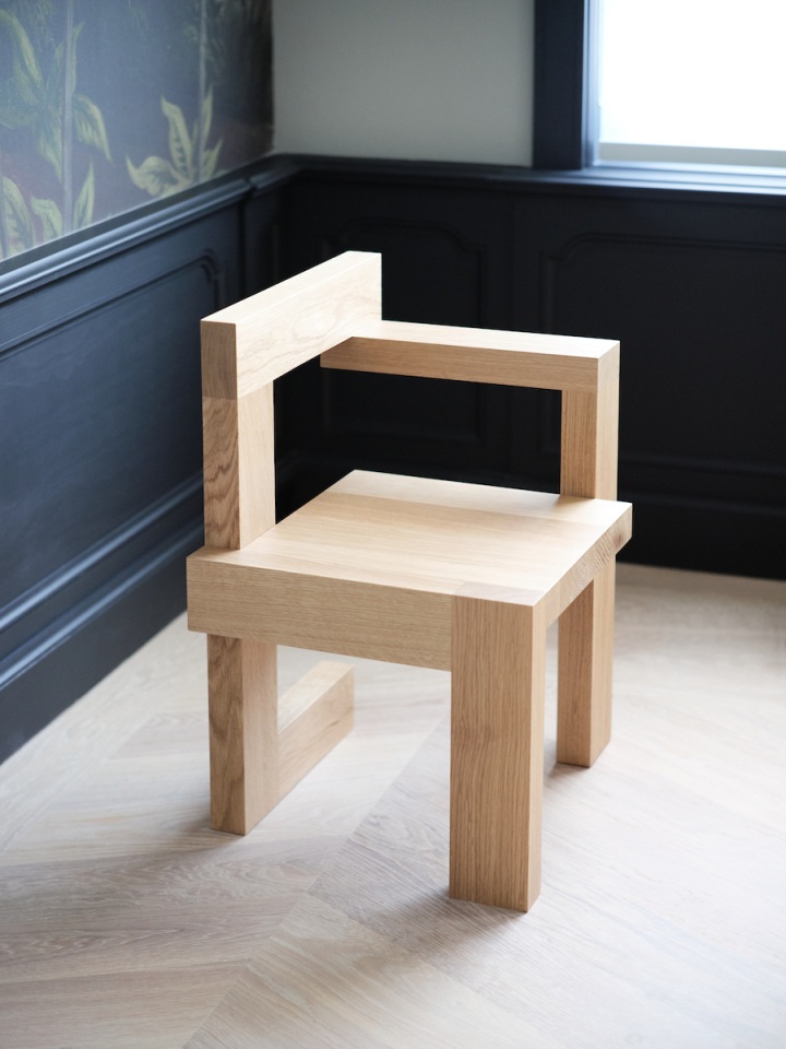 Steltman Stuhl aus Eiche, whitewash gebeizt. Massiver Holzstuhl mit modernem Design.