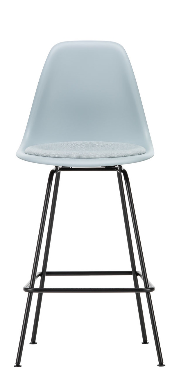 Vitra Eames Plastic Bar Stool Medium, hellblau mit grauem Sitzpolster und schwarzem Gestell.