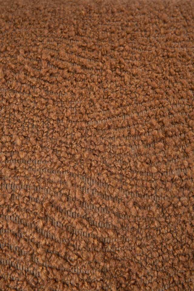 Detailaufnahme des braunen Ethnicraft Wave Cushion Kissens (60x40 cm) mit gewebter Textur für Wohnzimmer und Schlafzimmer.