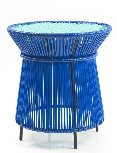 Blauer Caribe Beistelltisch von ames für den Outdoor-Bereich mit geflochtener Tischplatte.