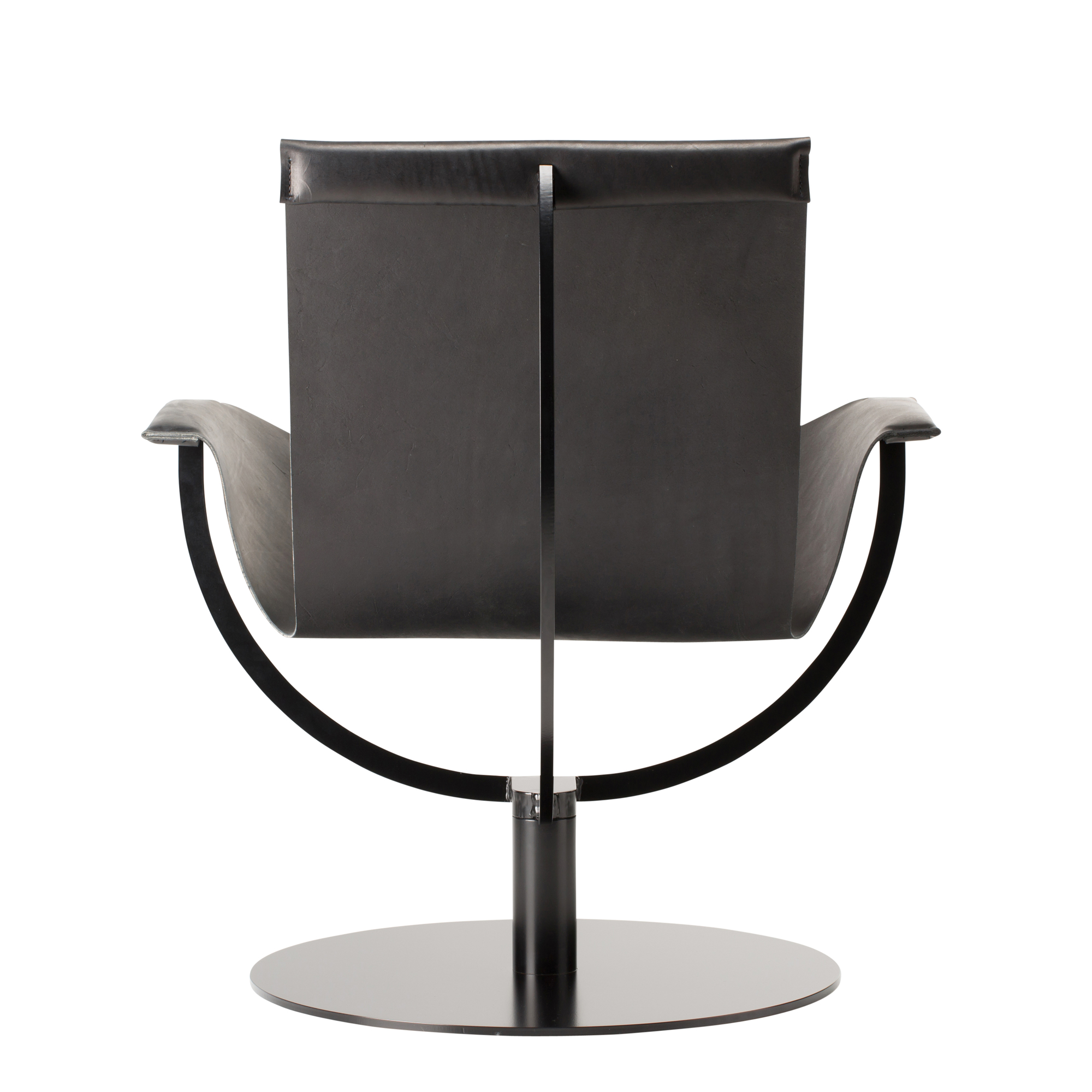 Rückansicht des Arch Chair Sessels mit schwarzem Kernleder und modernem Design.