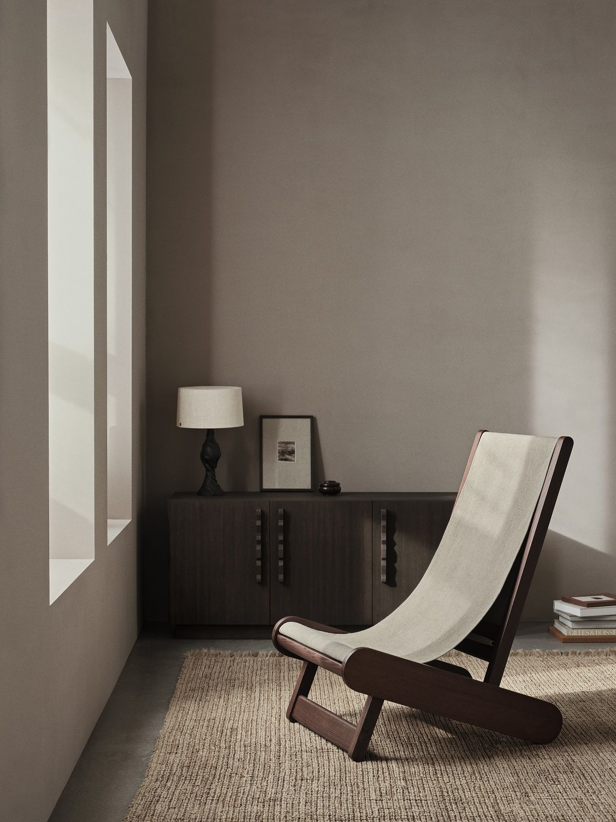 Heller Hemi Lounge Chair Sessel von Ferm Living mit dunklem Holzrahmen und Textilbezug.